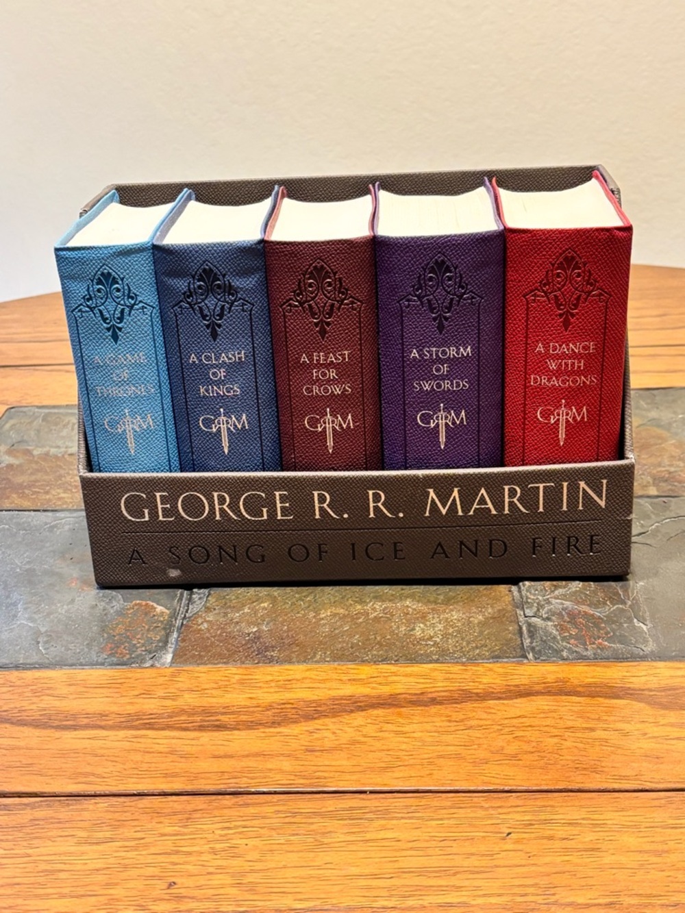 COLLECTORS EDITION BOXED SET GEORGE RR MARTIN'S GAME OF THRONES IN DISPLAY CASE